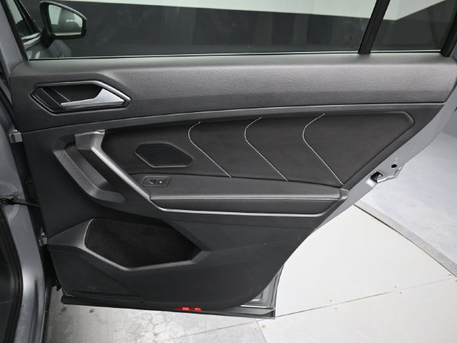Used 2022 Volkswagen Tiguan SE w/ Panoramic Sunroof Package AWD/4WD image 35