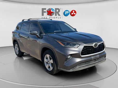 Used 2021 Toyota Highlander LE image 29