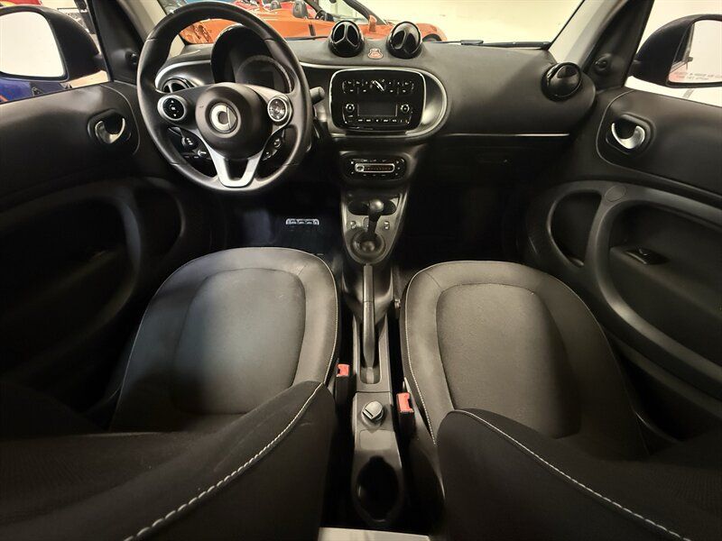 Used 2017 smart fortwo passion RWD image 17