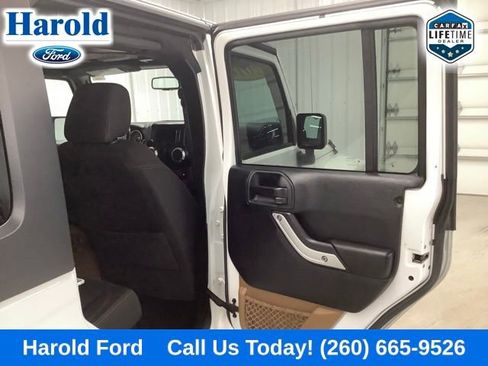 Used 2018 Jeep Wrangler Unlimited Sahara w/ Dual Top Group AWD/4WD image 9