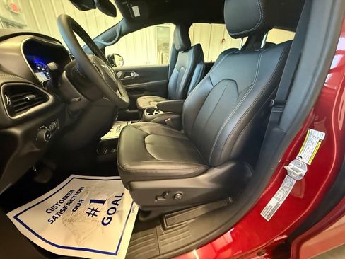 New 2026 Chrysler Pacifica Select FWD image 21