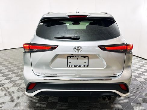 Used 2024 Toyota Highlander XSE image 4