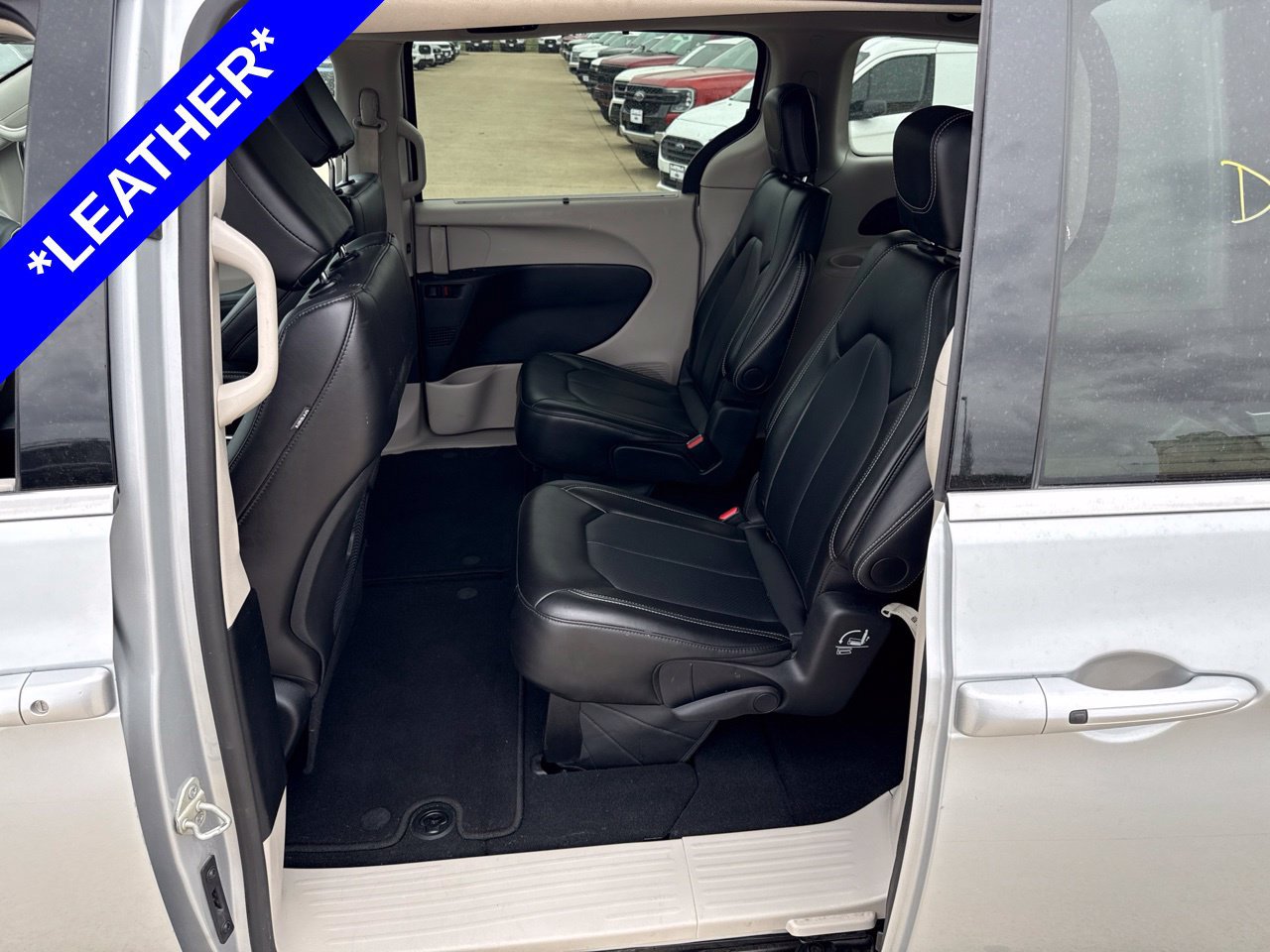 Used 2024 Chrysler Pacifica Touring-L FWD image 6