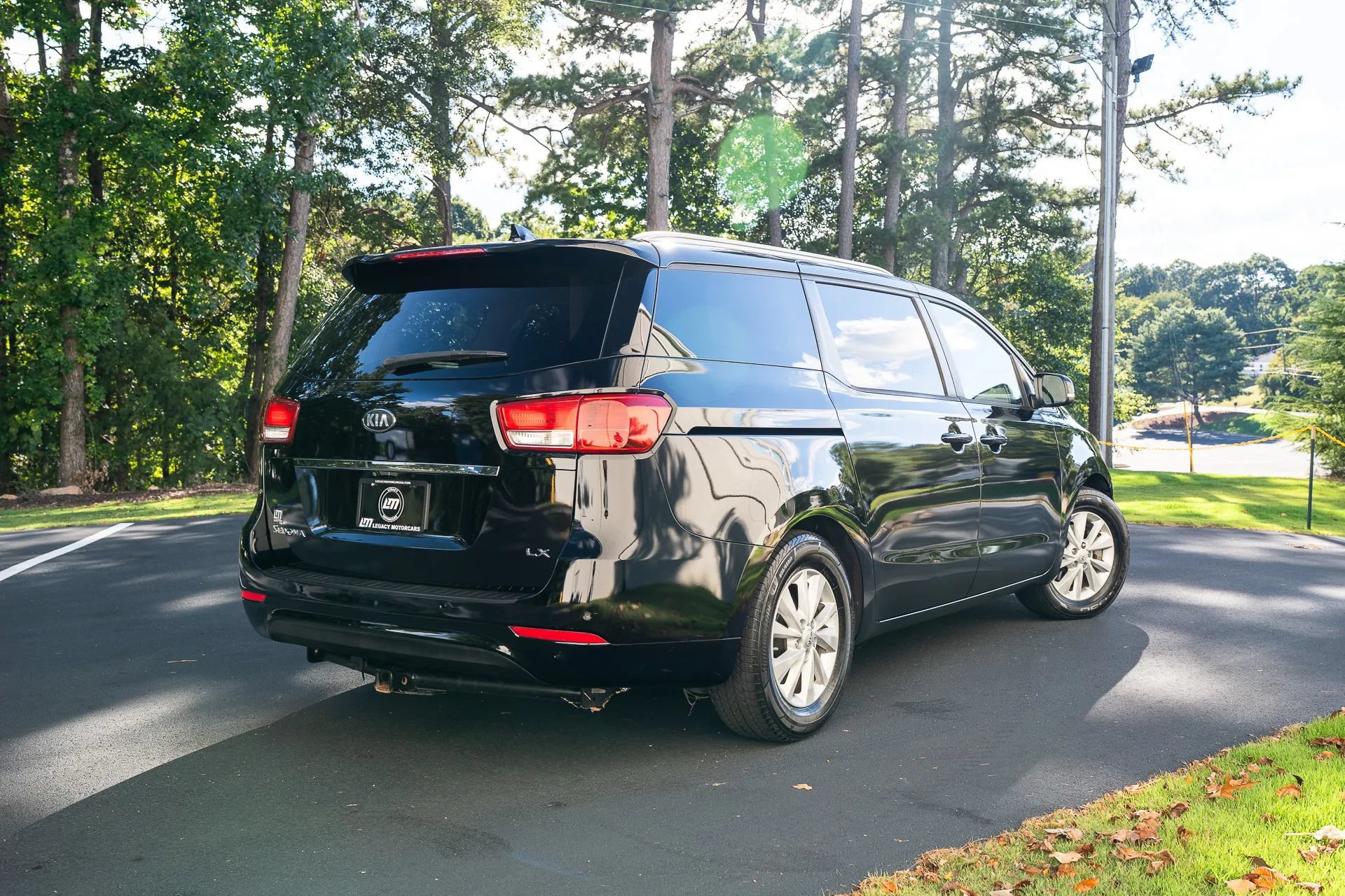 Used 2017 Kia Sedona LX w/ LX Essentials Premium Package FWD image 2