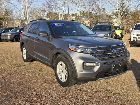 Used 2022 Ford Explorer XLT w/ Equipment Group 202A image 2