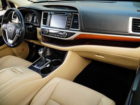 Used 2017 Toyota Highlander Limited image 11