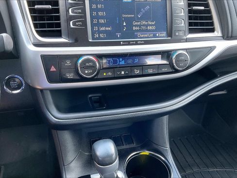 Used 2018 Toyota Highlander SE FWD image 15