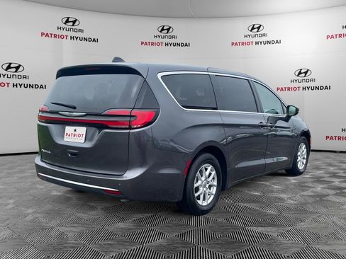 Used 2023 Chrysler Pacifica Touring-L FWD image 7