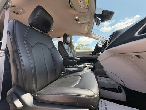 Used 2024 Chrysler Pacifica Touring-L FWD image 28