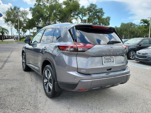 Used 2025 Nissan Rogue SL w/ Tech Package FWD image 7