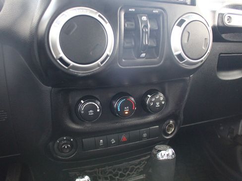 Used 2016 Jeep Wrangler Unlimited Rubicon w/ Connectivity Group image 23