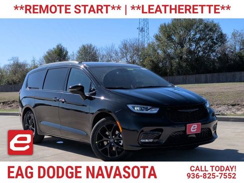 New 2026 Chrysler Pacifica Select image 1