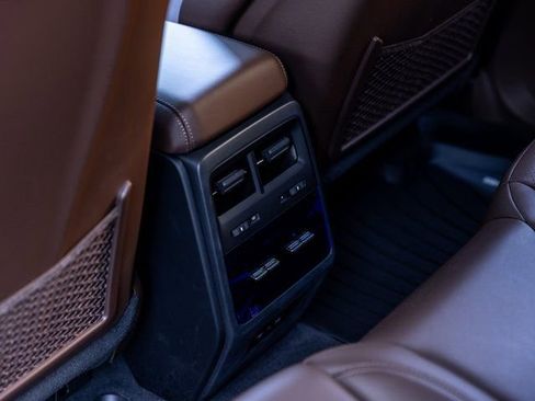 Certified 2025 Porsche Macan Electric image 31