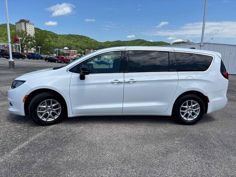 Used 2025 Chrysler Voyager LX FWD image 2
