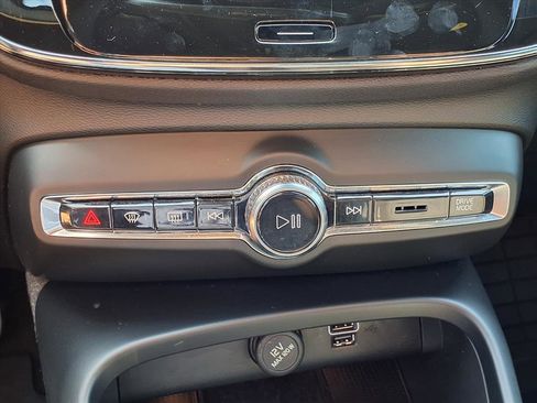 Used 2022 Volvo XC40 T5 R-Design w/ Advanced Package image 14