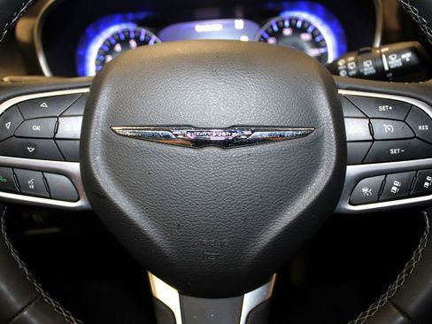 Used 2025 Chrysler Pacifica Select image 12