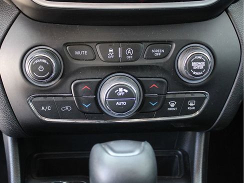 Used 2019 Jeep Cherokee Limited w/ Luxury Group image 21