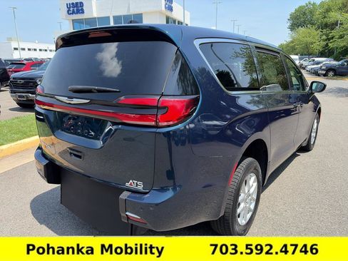 Used 2023 Chrysler Pacifica Touring-L FWD image 7