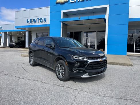 Used 2024 Chevrolet Blazer LT image 2