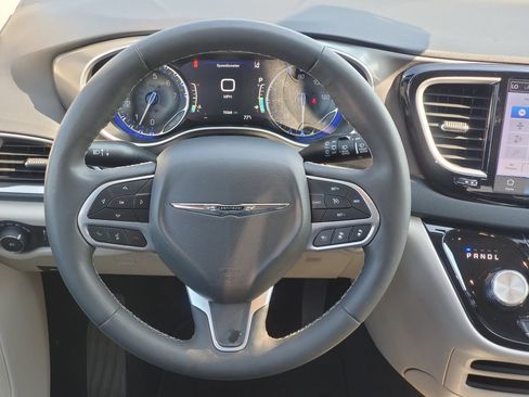 Used 2024 Chrysler Pacifica Touring-L FWD image 25