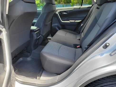 Used 2021 Toyota RAV4 XLE FWD image 32