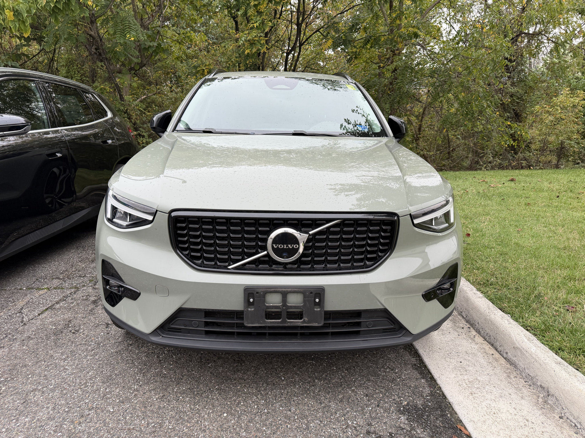 Used 2023 Volvo XC40 B5 Plus w/ Protection Package Premier AWD/4WD image 3