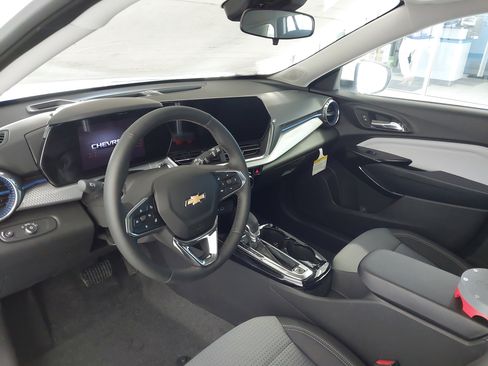 Used 2025 Chevrolet Trax LT w/ Driver Confidence Package image 2