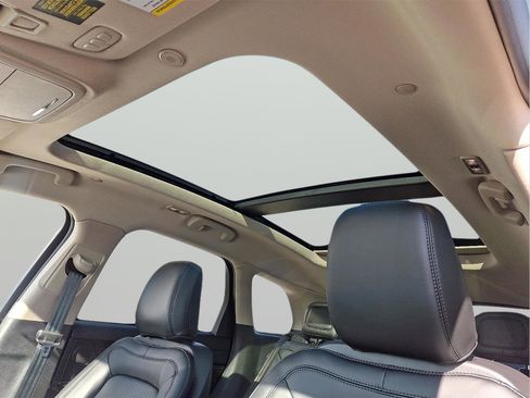 New 2026 Lincoln Corsair Premiere image 8