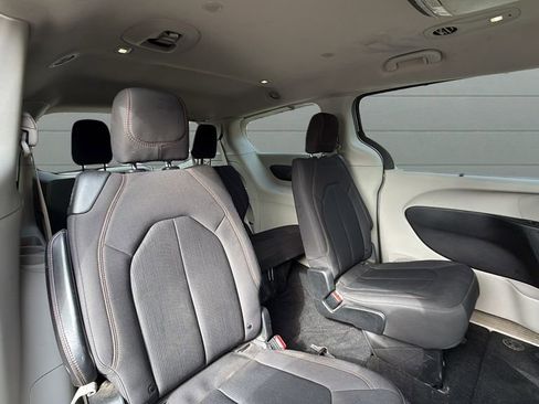 Used 2019 Chrysler Pacifica Touring Plus w/ Tire & Wheel Group FWD image 30