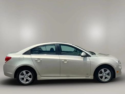 Used 2016 Chevrolet Cruze LT w/ Sun And Sound Package FWD image 3