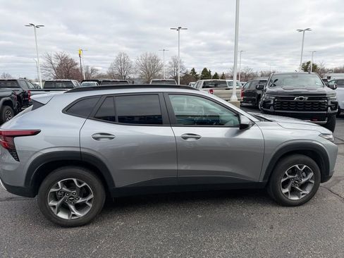 Used 2024 Chevrolet Trax LT w/ Driver Confidence Package image 11