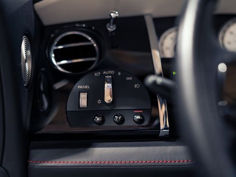 Used 2018 Rolls-Royce Dawn RWD image 20