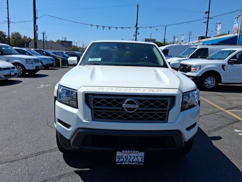 Used 2023 Nissan Frontier SV RWD image 2
