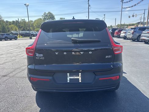 Used 2024 Volvo XC40 B5 Core image 4