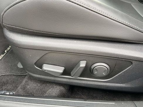 Used 2025 Hyundai Elantra Limited FWD image 16