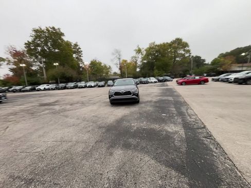 Used 2025 Toyota Highlander LE image 15