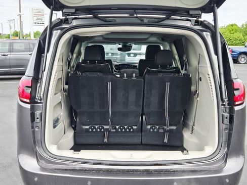Used 2023 Chrysler Pacifica Limited FWD image 16