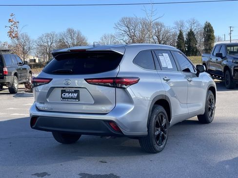 Used 2023 Toyota Highlander XLE image 8