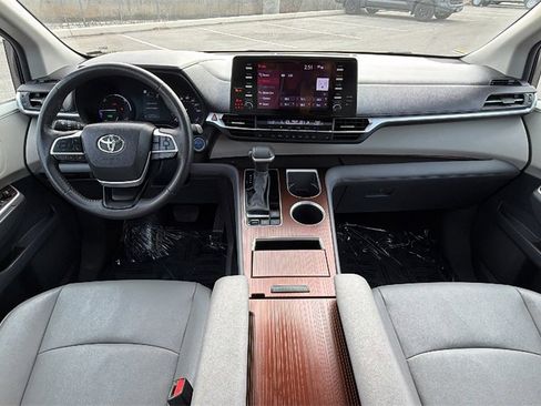 Certified 2024 Toyota Sienna XLE image 25