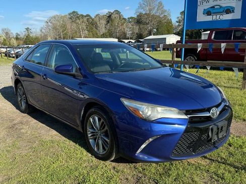 Used 2016 Toyota Camry SE w/ Moonroof Package image 2