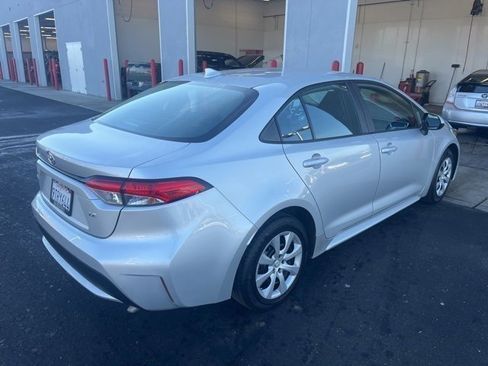 Used 2021 Toyota Corolla LE image 5