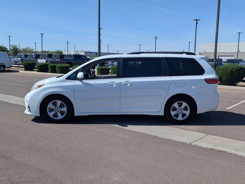 Used 2020 Toyota Sienna LE w/ Carpet Mat Package image 2
