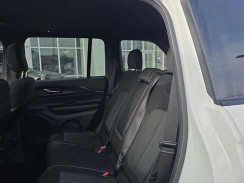 Used 2025 Jeep Grand Cherokee Laredo X image 17