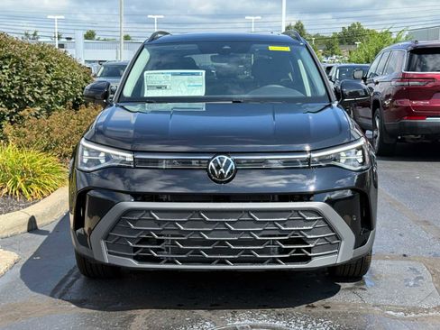 Used 2025 Volkswagen Taos SE image 2