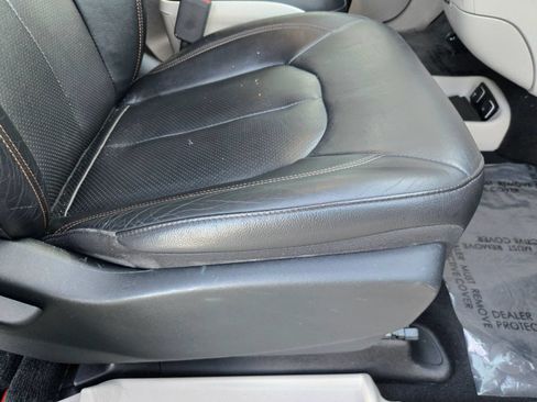 Used 2019 Chrysler Pacifica Touring-L FWD image 27