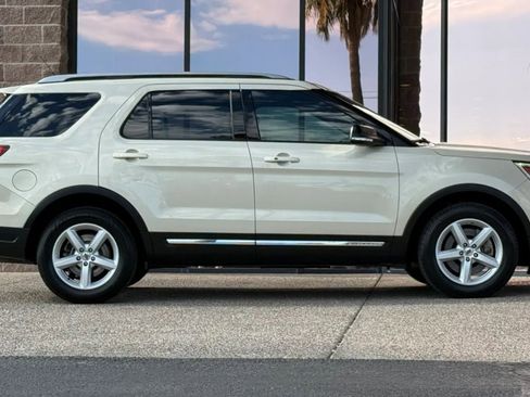 Used 2018 Ford Explorer XLT w/ Equipment Group 201A FWD image 15