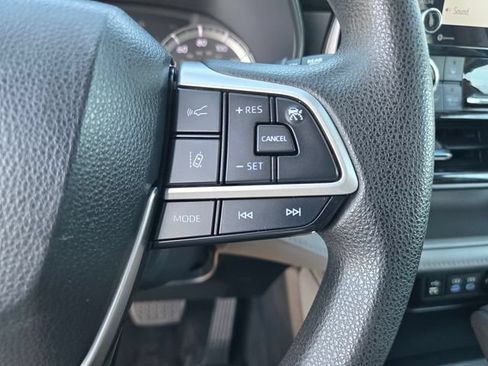 Used 2022 Toyota Highlander L FWD image 21