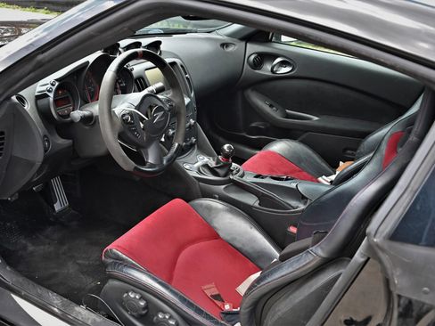 Used 2019 Nissan 370Z NISMO RWD image 15
