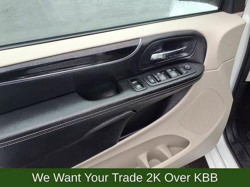 Used 2016 Dodge Grand Caravan SE image 11