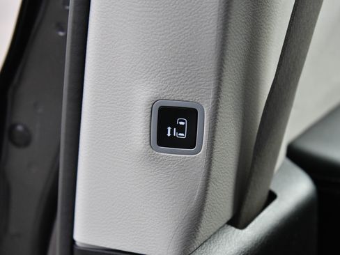 Used 2023 Chrysler Voyager LX image 41